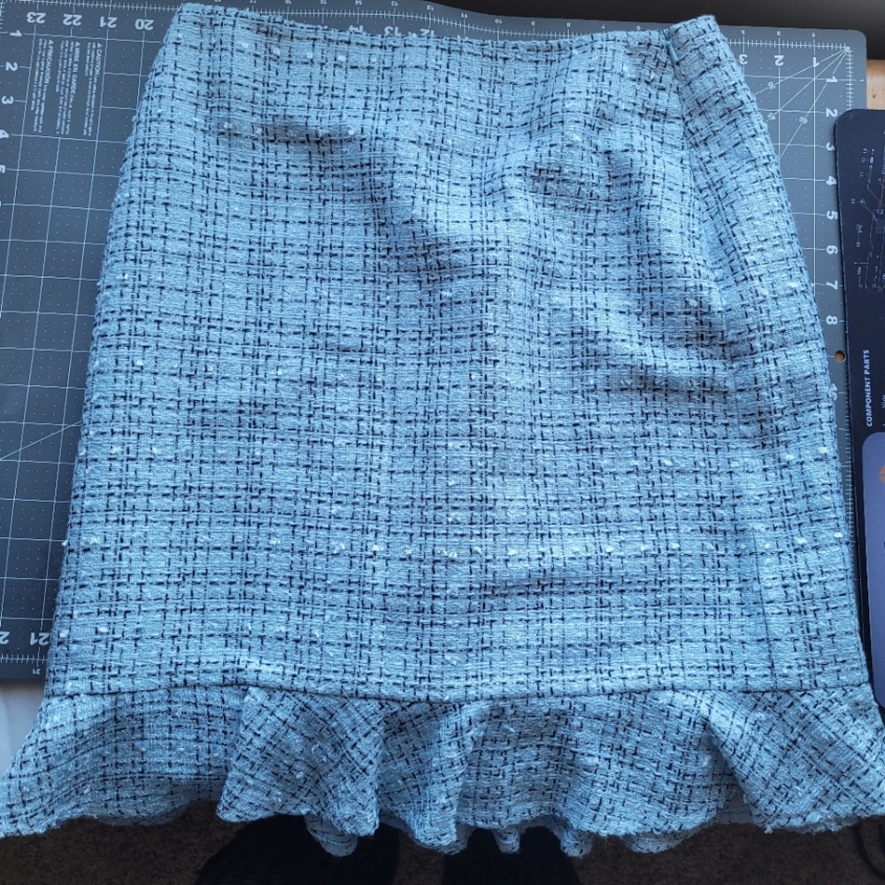 Worthington Tweed Ruffle Hem Pencil Skirt size 10 Light blue